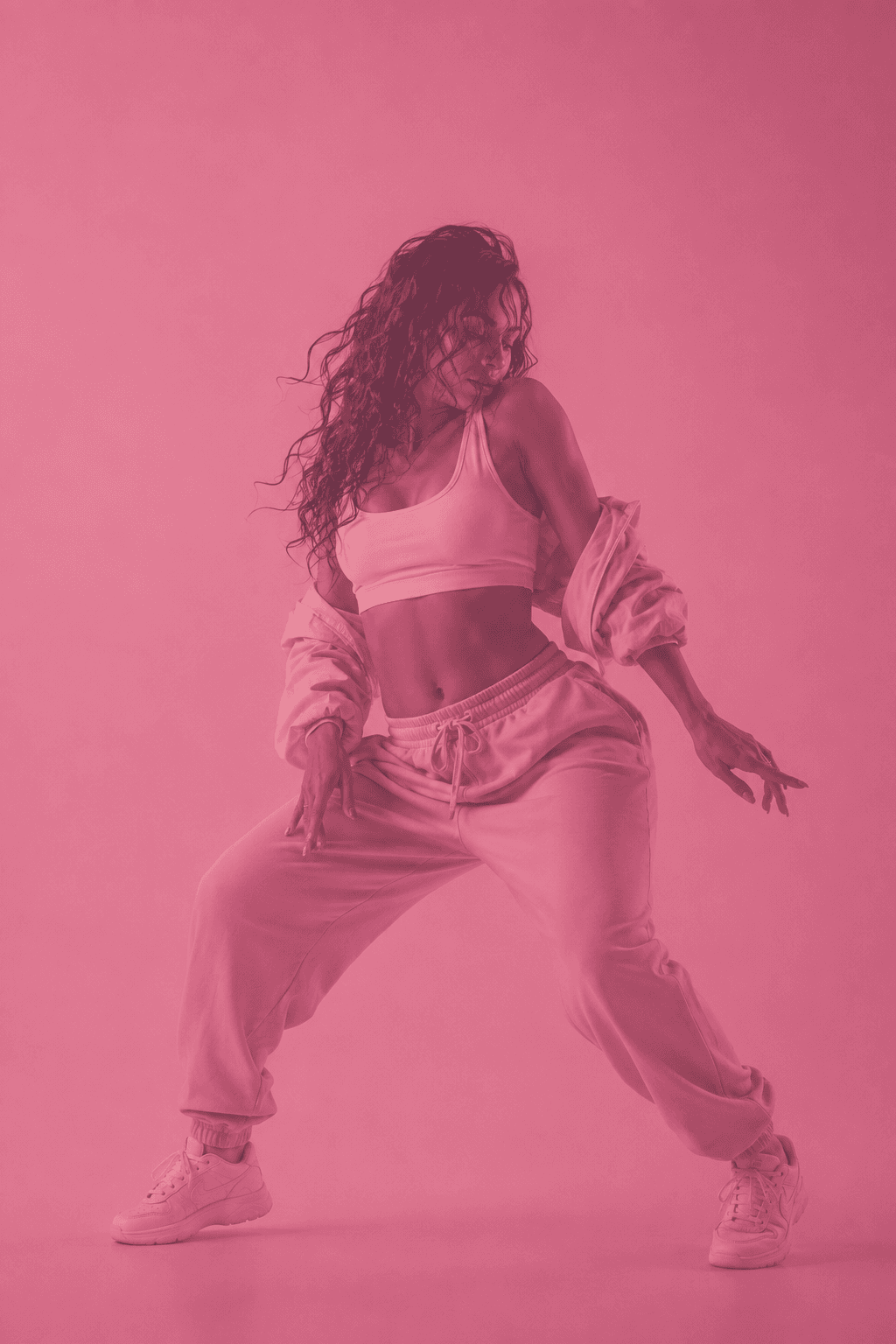 Danseuse de dancehall en mouvement sur un fond rose